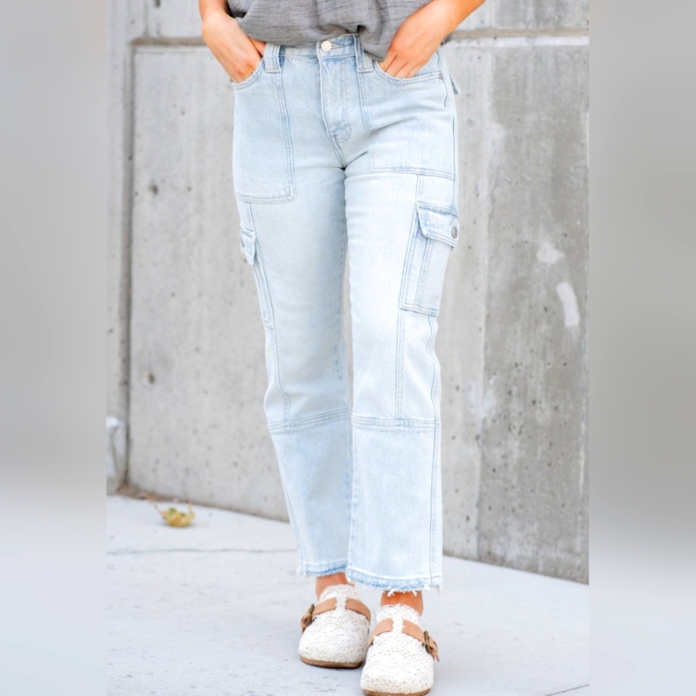 KanCan High Rise Blue Cargo Straight Leg Jeans with Relaxed Fit. Size 7/27